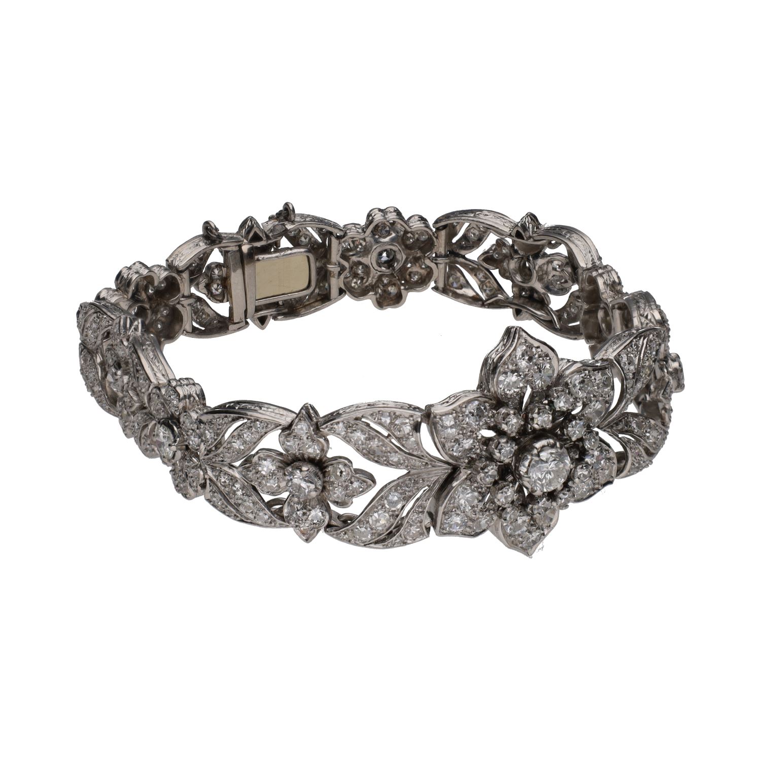Pulsera antigua en oro blanco con brillantes, flor central.