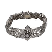 Pulsera antigua en oro blanco con brillantes, flor central.