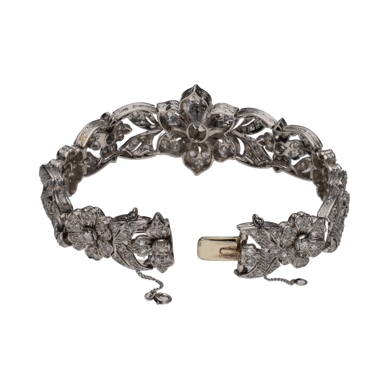 Pulsera antigua en oro blanco con brillantes, flor central.