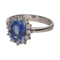 Sortija en oro blanco con zafiro y orla de brillantes. Talla 14.