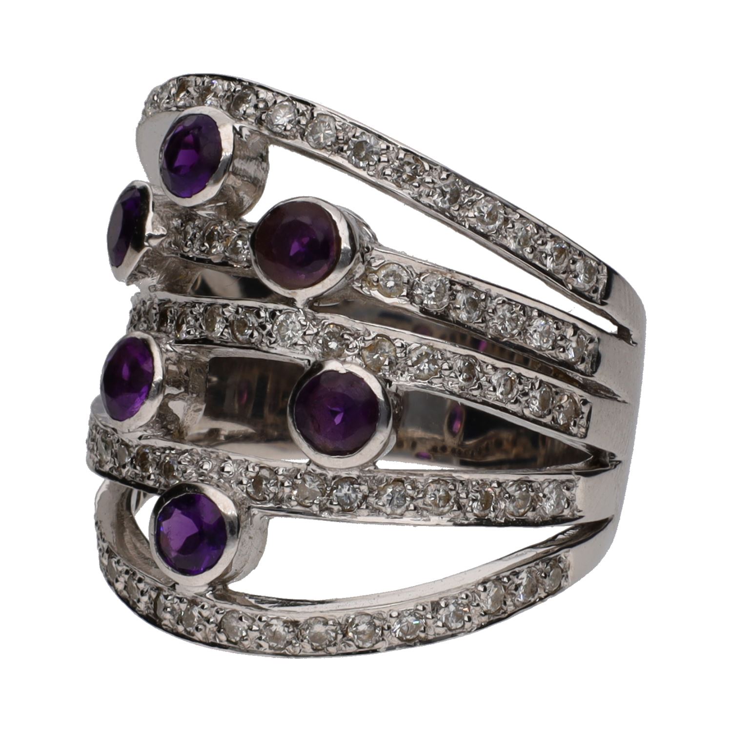 Sortija ancha realizada en oro blanco con amatistas y brillantes. Talla 26.