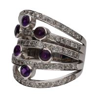 Sortija ancha realizada en oro blanco con amatistas y brillantes. Talla 26.