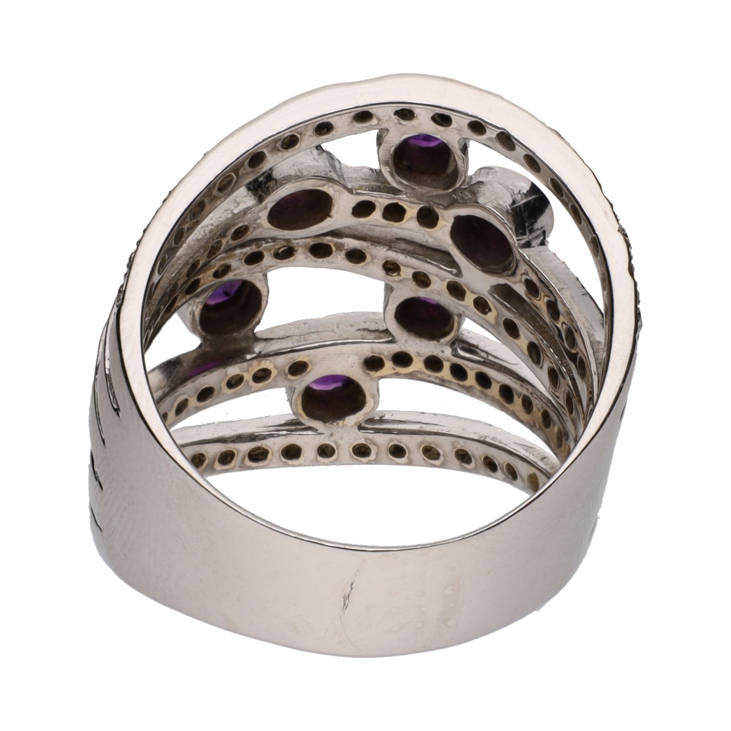 Sortija ancha realizada en oro blanco con amatistas y brillantes. Talla 26.