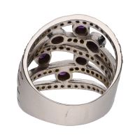 Sortija ancha realizada en oro blanco con amatistas y brillantes. Talla 26.