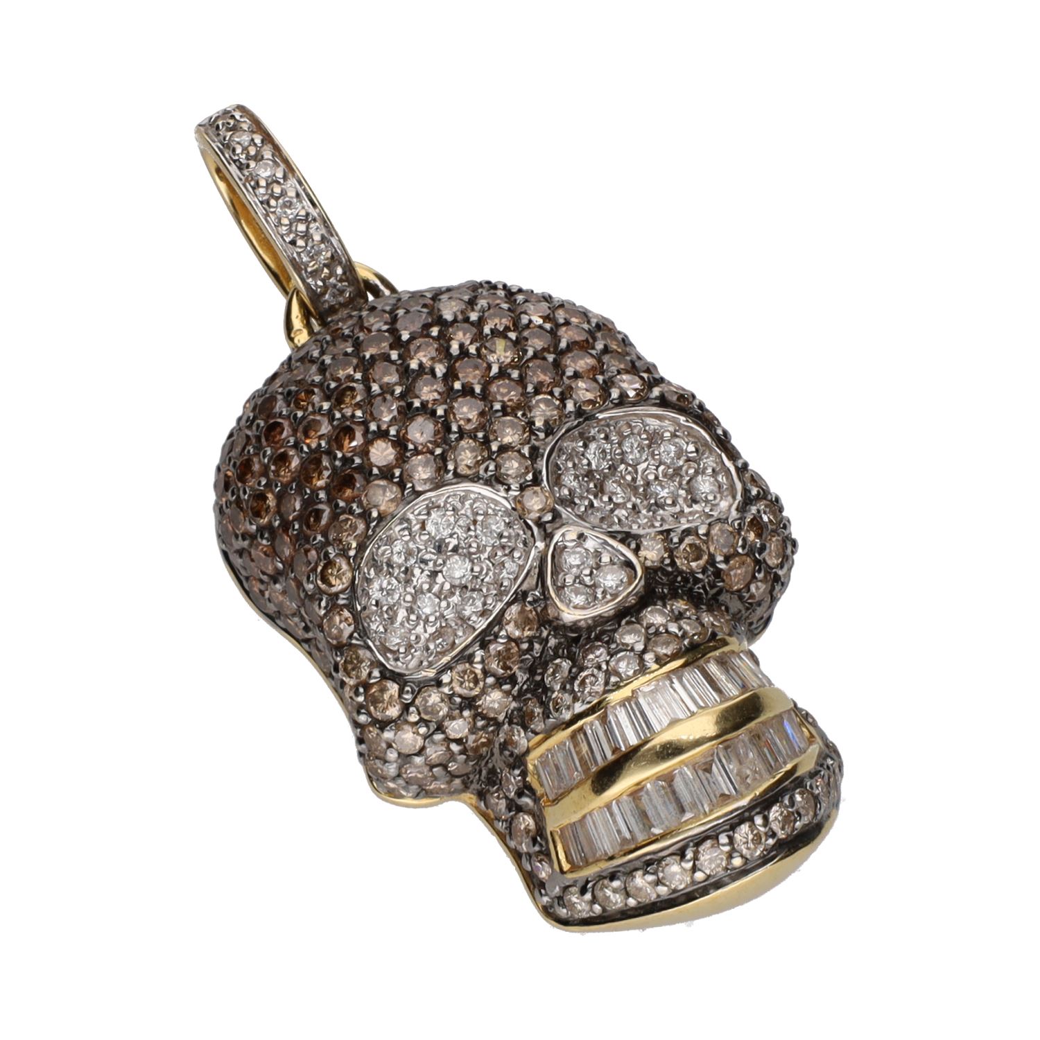 Colgante calavera en oro amarillo con brillantes.