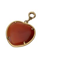 Colgante forma de corazón en oro amarillo y ágata.