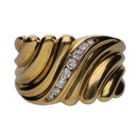 Sortija en oro amarillo con brillantes. Talla 19.