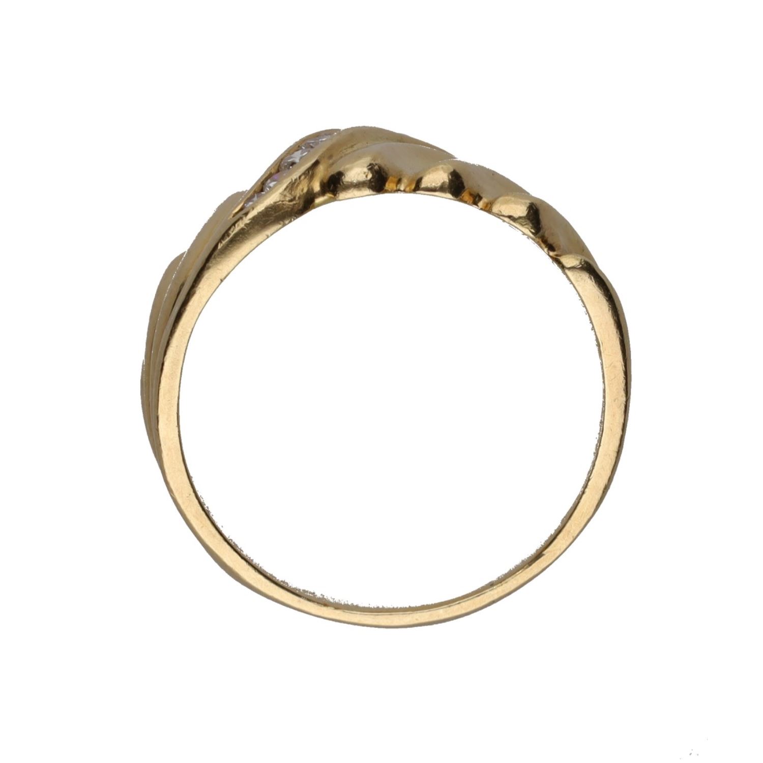 Sortija en oro amarillo con brillantes. Talla 19.