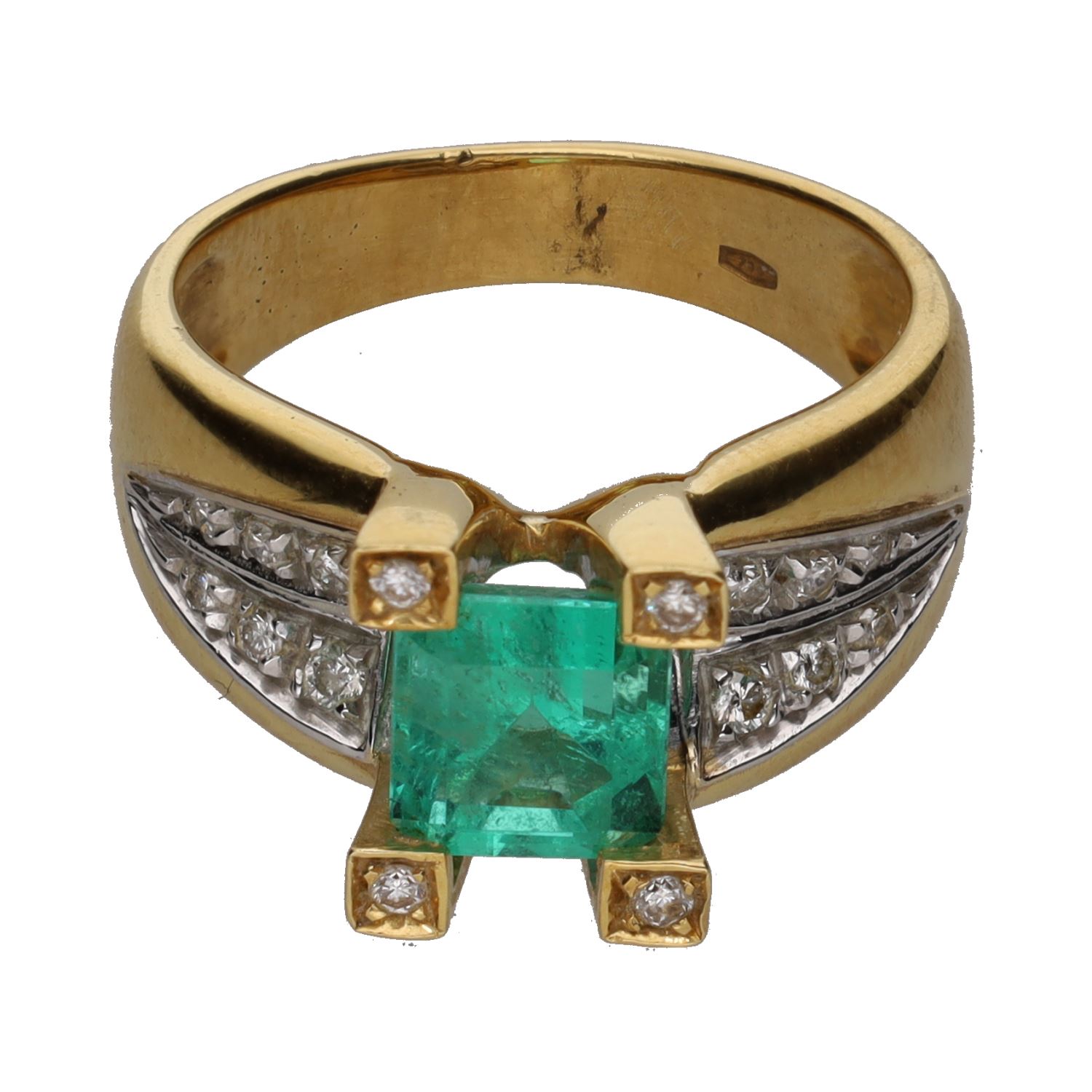 Sortija en oro amarillo con esmeralda y brillantes. Talla 15.