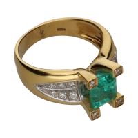 Sortija en oro amarillo con esmeralda y brillantes. Talla 15.