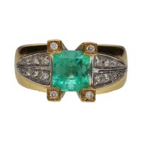 Sortija en oro amarillo con esmeralda y brillantes. Talla 15.