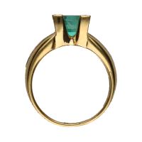 Sortija en oro amarillo con esmeralda y brillantes. Talla 15.
