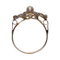 Sortija antigua en oro amarillo, perla y diamantes. Talla 20.