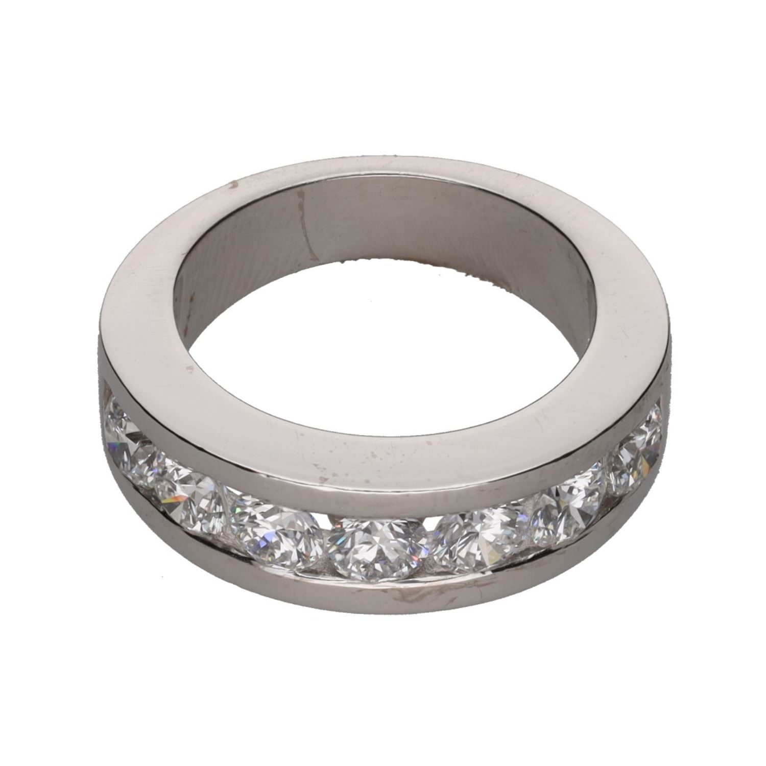 Sortija media alianza en oro blanco con brillantes.