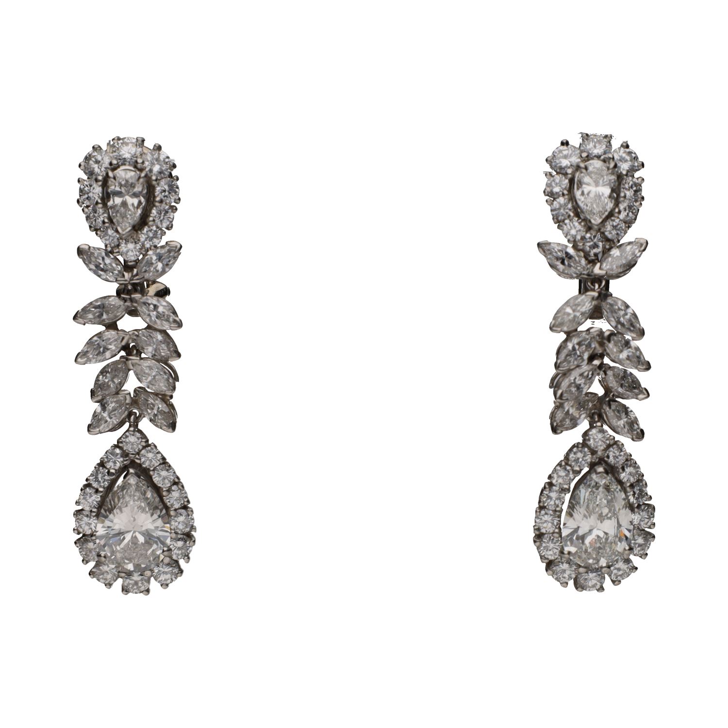 Pendientes largos en platino y oro blanco con diamantes. Cierre omega.