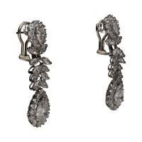 Pendientes largos en platino y oro blanco con diamantes. Cierre omega.