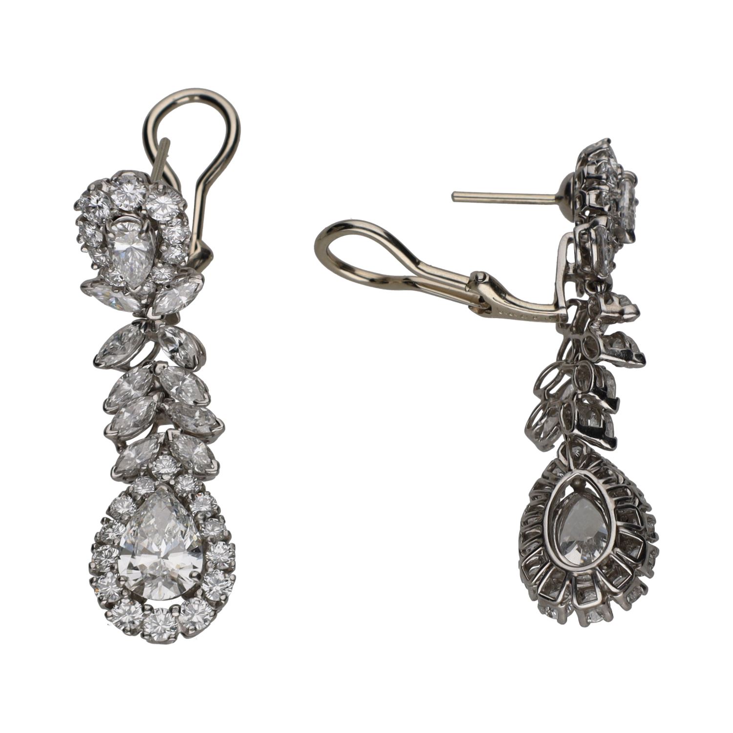 Pendientes largos en platino y oro blanco con diamantes. Cierre omega.