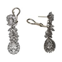 Pendientes largos en platino y oro blanco con diamantes. Cierre omega.