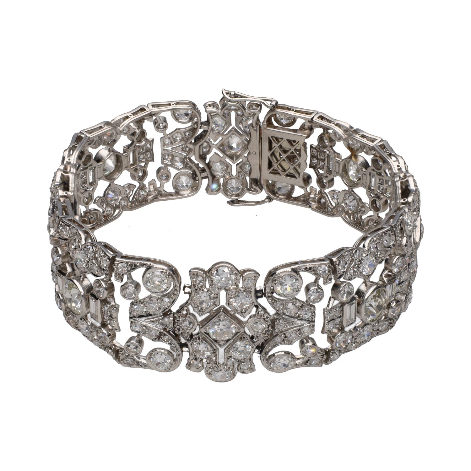Pulsera ancha en platino, oro blanco y diamantes con un peso total estimado de 17,80 ct.