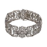 Pulsera ancha en platino, oro blanco y diamantes con un peso total estimado de 17,80 ct.