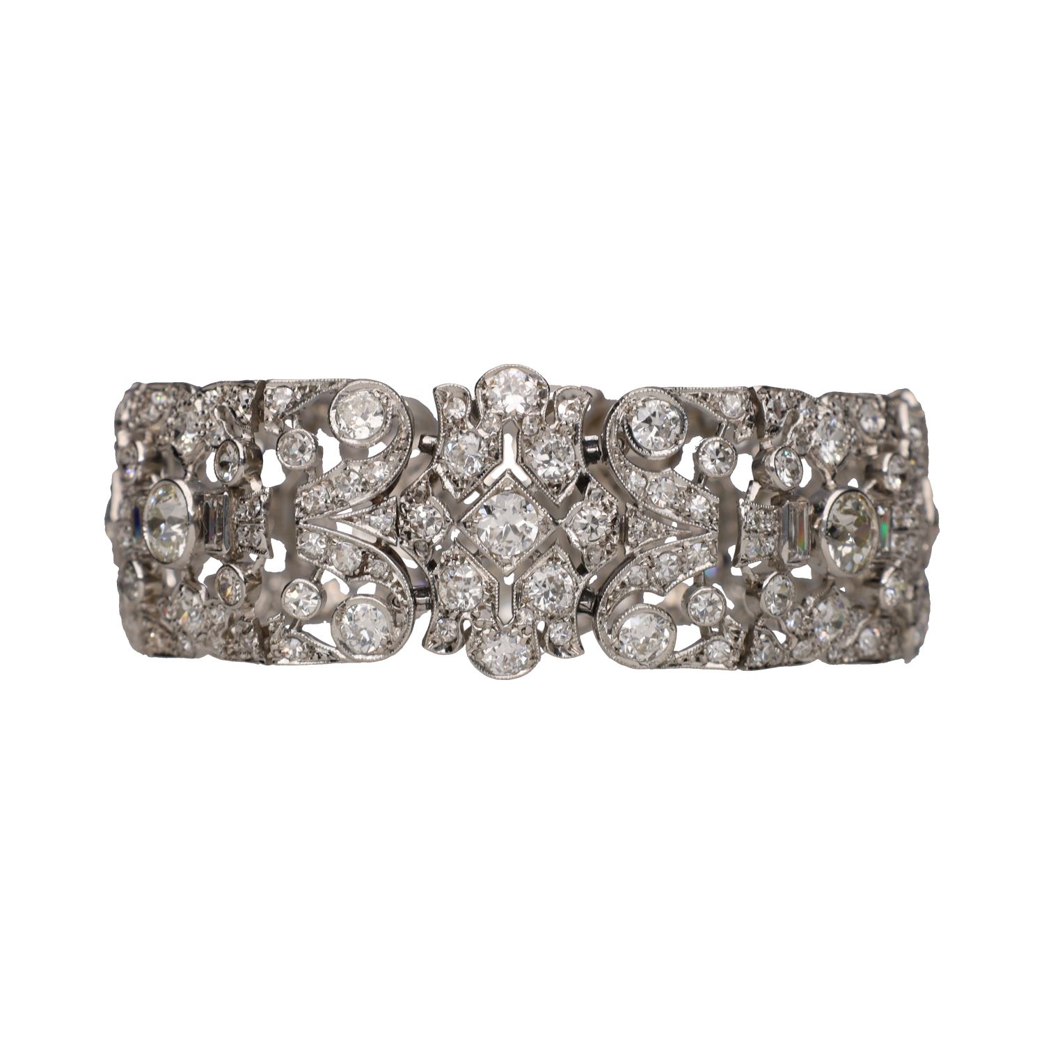 Pulsera ancha en platino, oro blanco y diamantes con un peso total estimado de 17,80 ct.