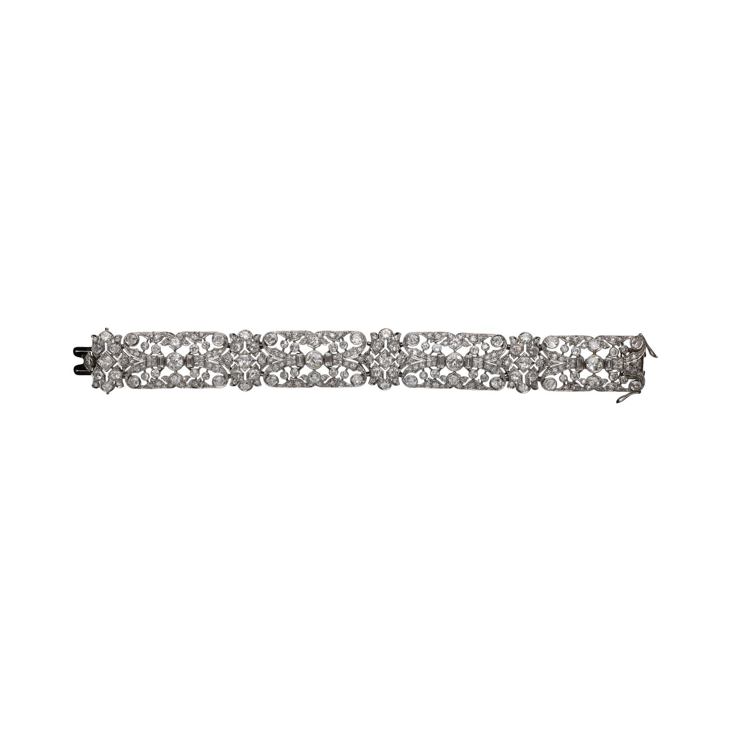 Pulsera ancha en platino, oro blanco y diamantes con un peso total estimado de 17,80 ct.