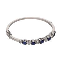 Pulsera rígida realizada en oro blanco con zafiros y diamantes.