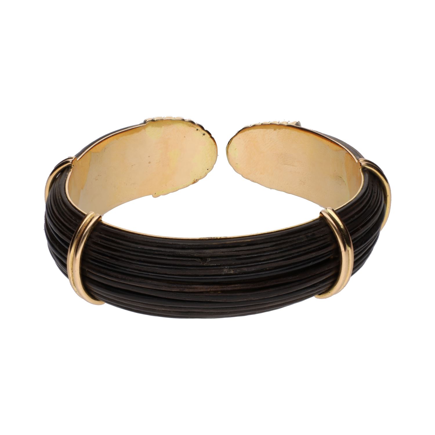 Pulsera abierta realizada en oro amarillo.