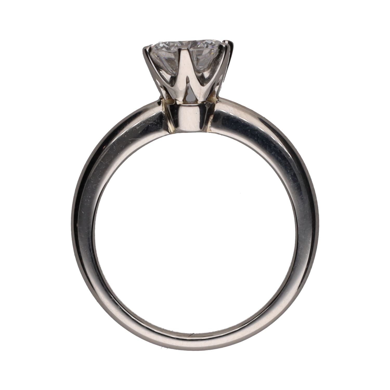 Sortija solitario en oro blanco con un brillante. Talla 12.