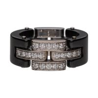 Sortija maillon panthere de cartier en oro blanco con brillantes y cerámica. Talla 51.