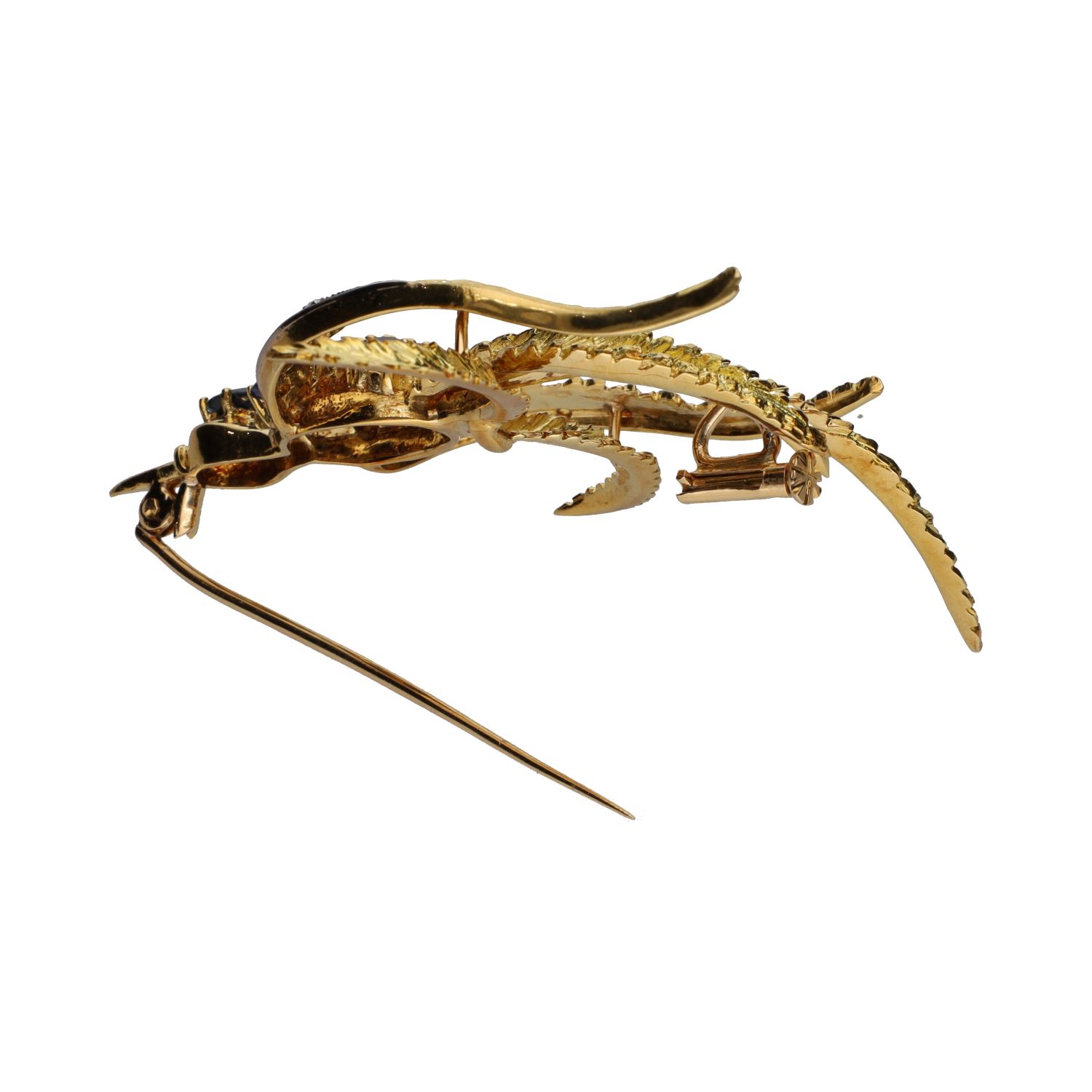 Broche con forma de fénix en oro amarillo con zafiros y diamantes.