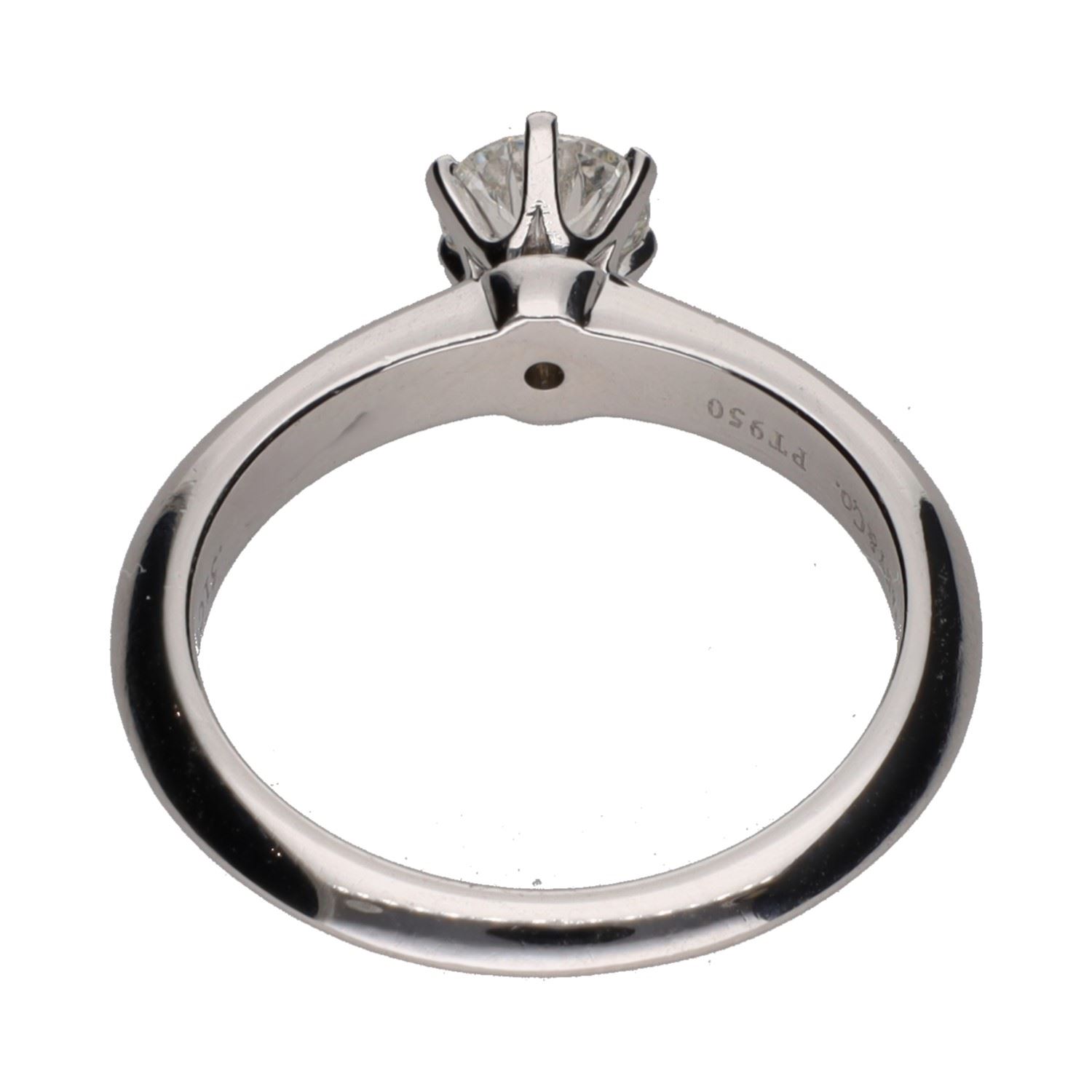 Sortija solitario en platino con un brillante 0,51ct. Talla 12.