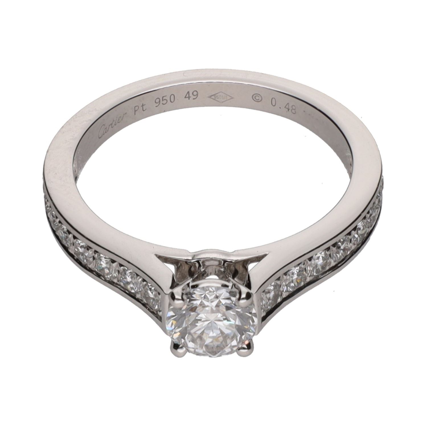 Sortija solitario de cartier en platino con brillantes central y en brazos. Talla 49.