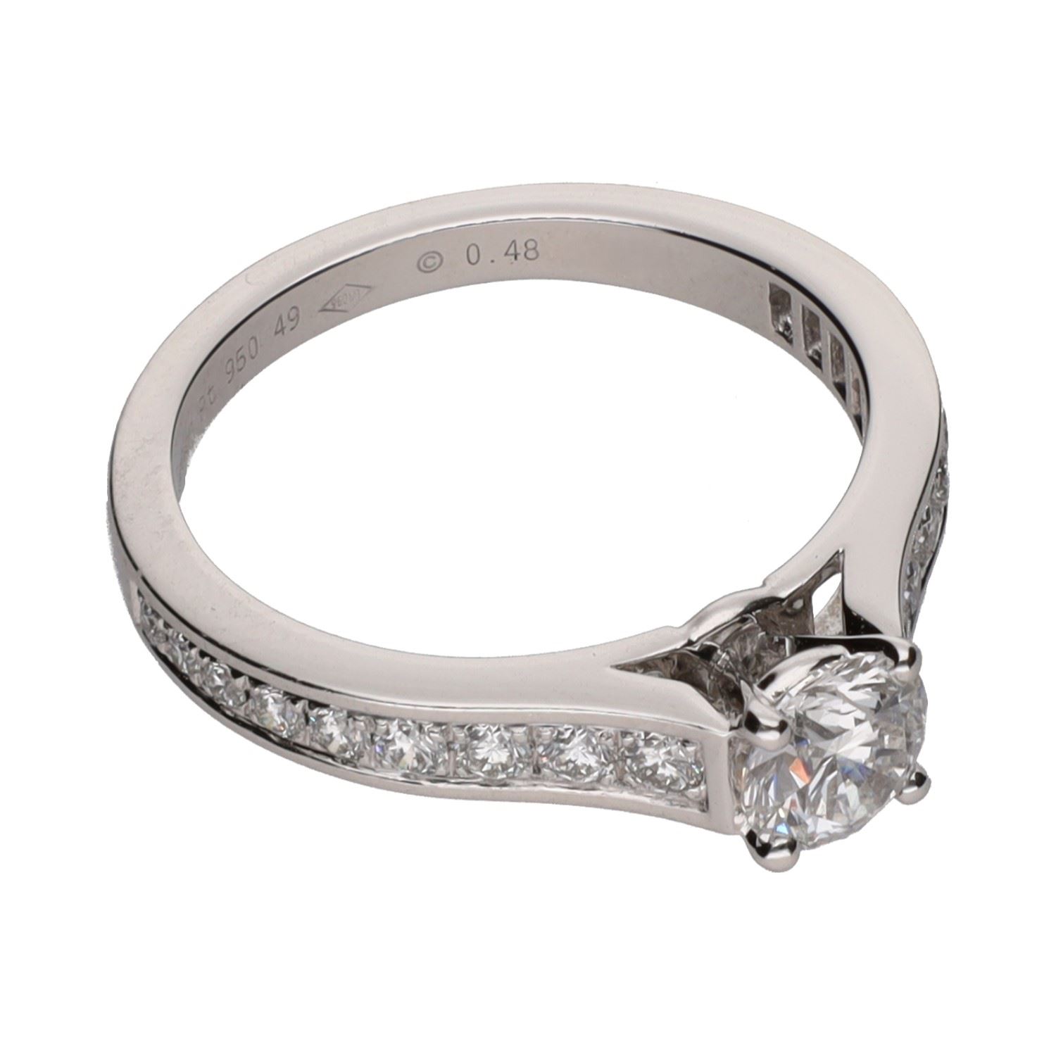 Sortija solitario de cartier en platino con brillantes central y en brazos. Talla 49.