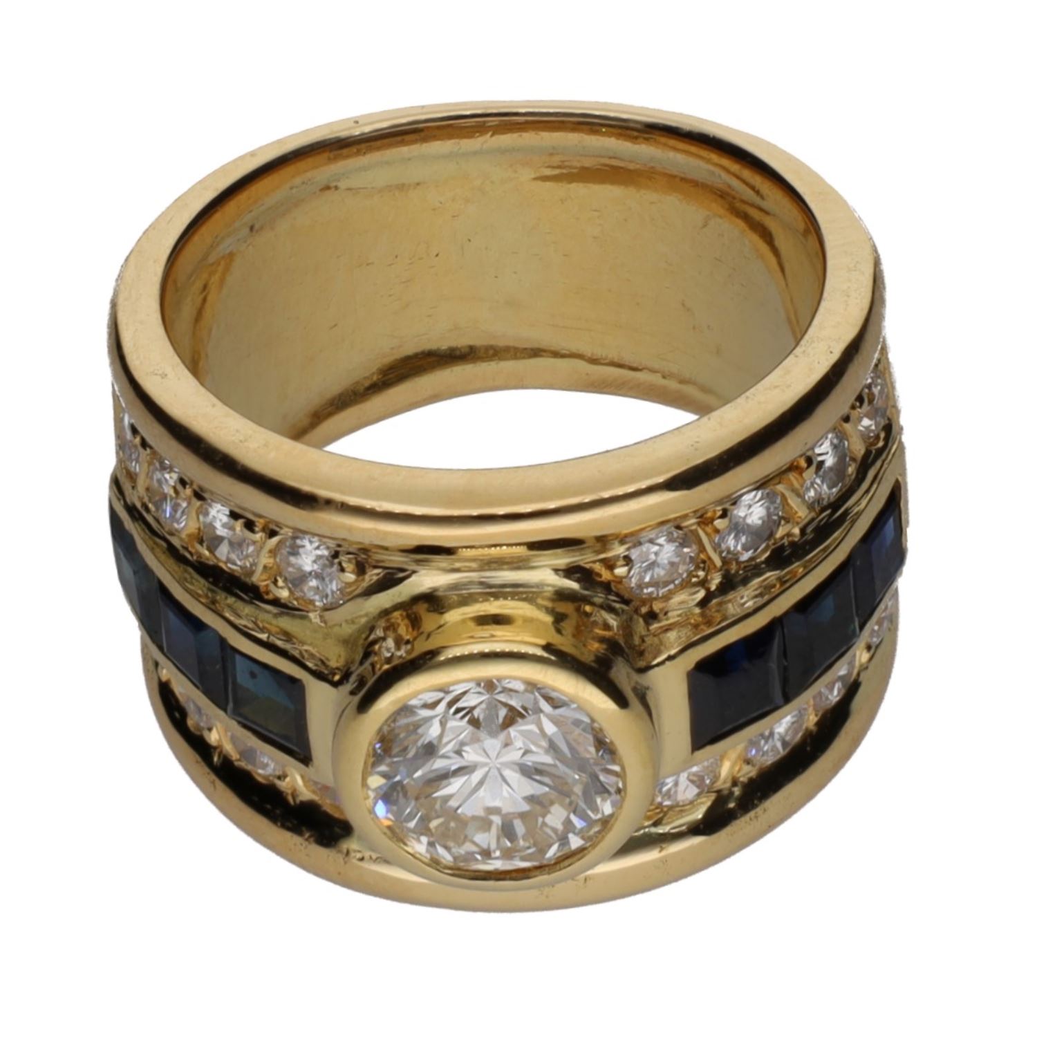 Sortija en oro amarillo con brillante central y detalles con brillantes y zafiros. Talla 12.
