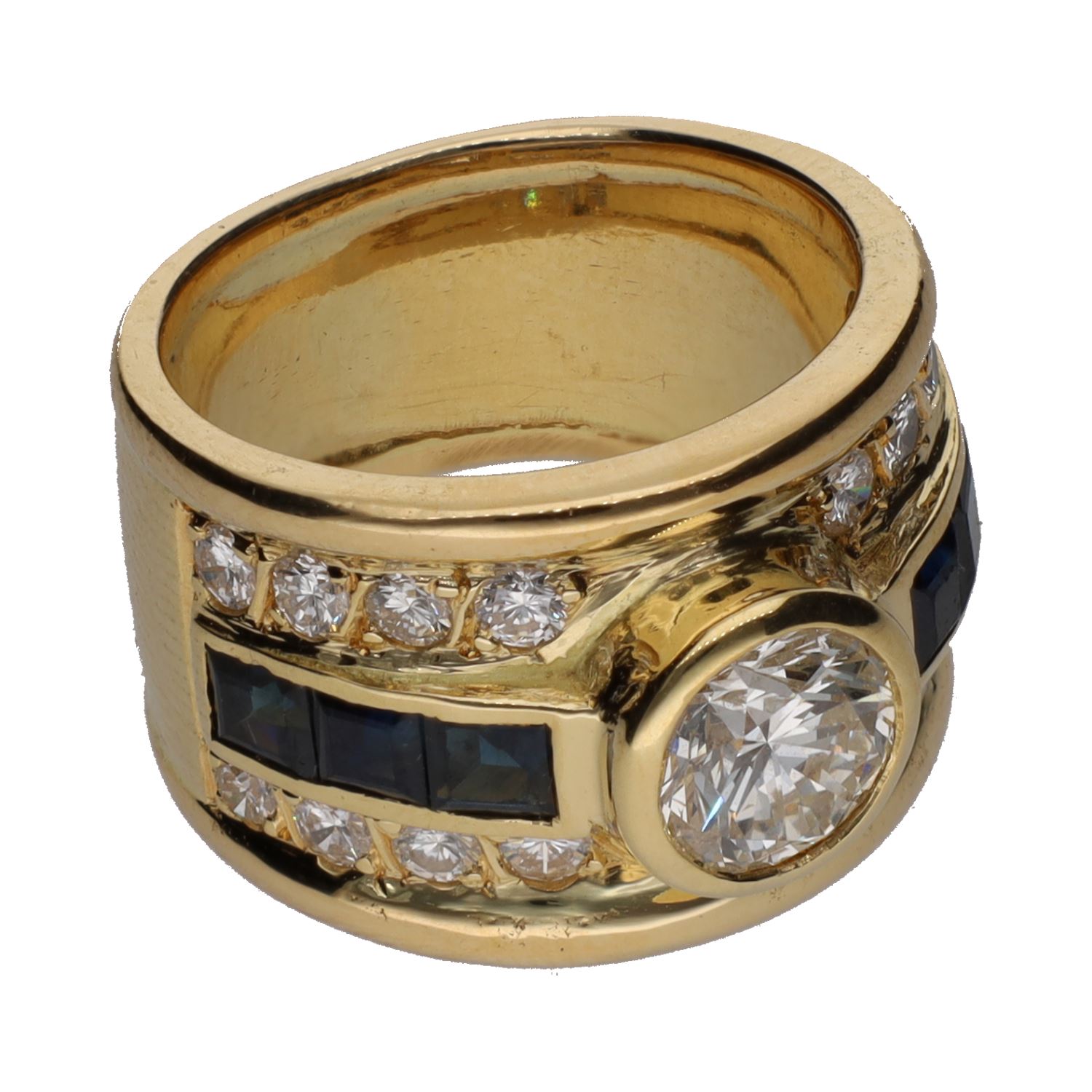 Sortija en oro amarillo con brillante central y detalles con brillantes y zafiros. Talla 12.