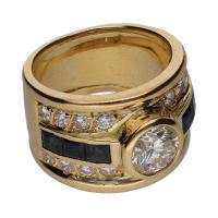 Sortija en oro amarillo con brillante central y detalles con brillantes y zafiros. Talla 12.