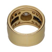 Sortija en oro amarillo con brillante central y detalles con brillantes y zafiros. Talla 12.