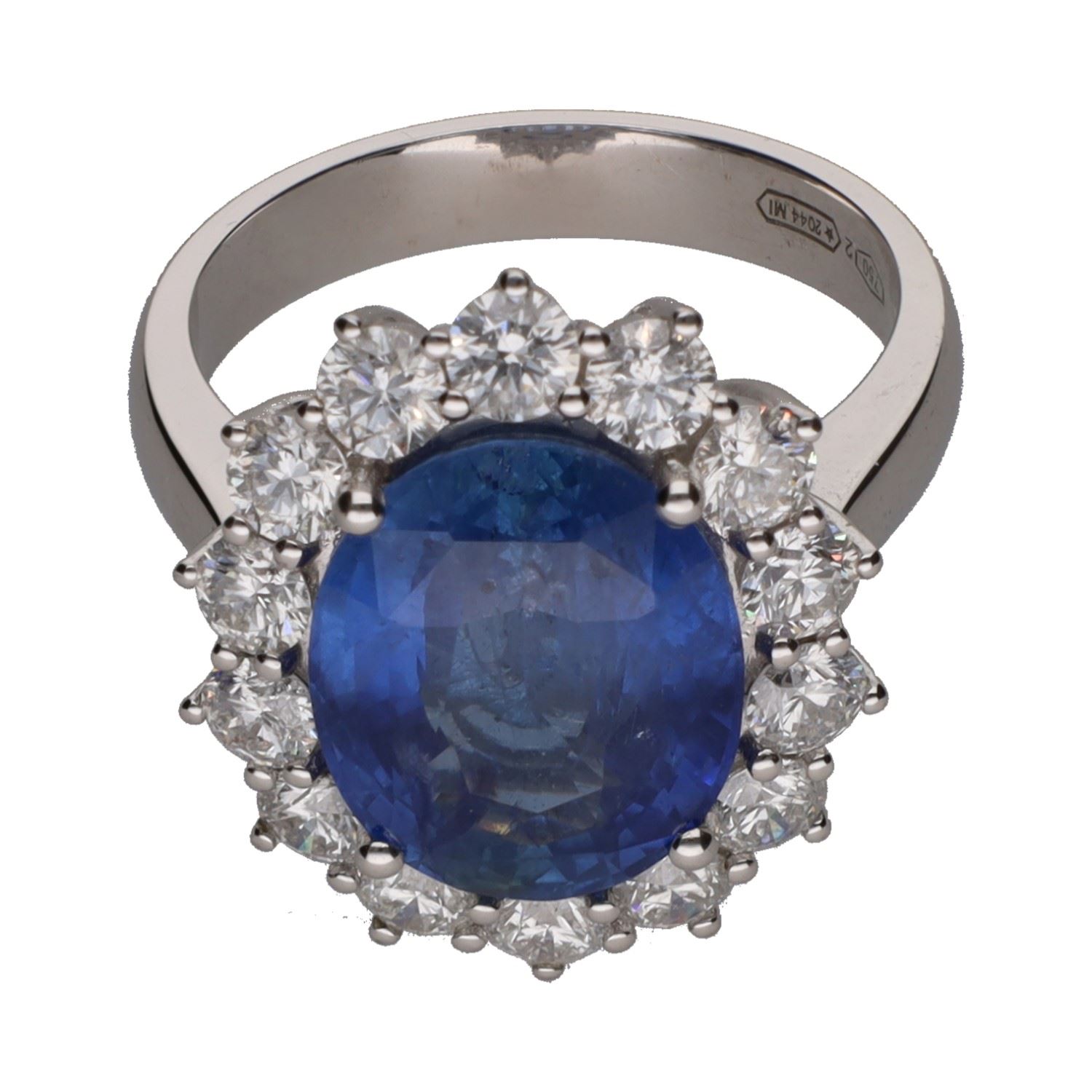 Sortija en oro blanco con zafiro central y orla de brillantes. Talla 14.