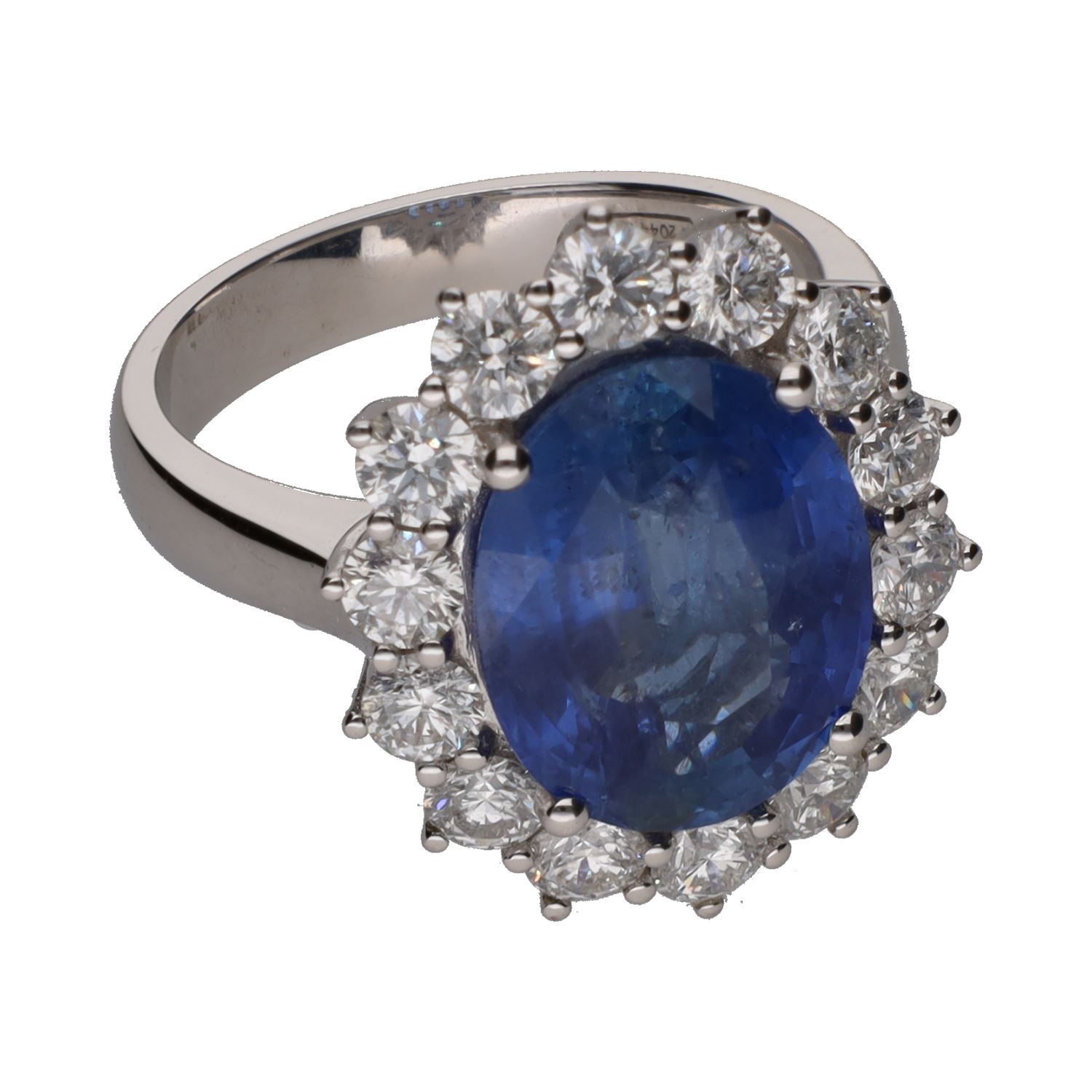 Sortija en oro blanco con zafiro central y orla de brillantes. Talla 14.