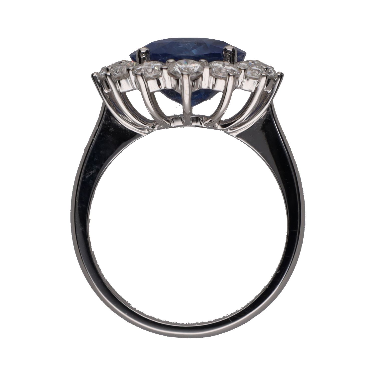 Sortija en oro blanco con zafiro central y orla de brillantes. Talla 14.