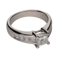 Sortija solitario en oro blanco con brillantes princesa. Talla 9.