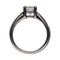 Sortija solitario en oro blanco con brillantes princesa. Talla 9.