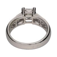 Sortija solitario en oro blanco con brillantes princesa. Talla 9.