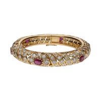 Pulsera rígida en oro amarillo con rubíes y brillantes.