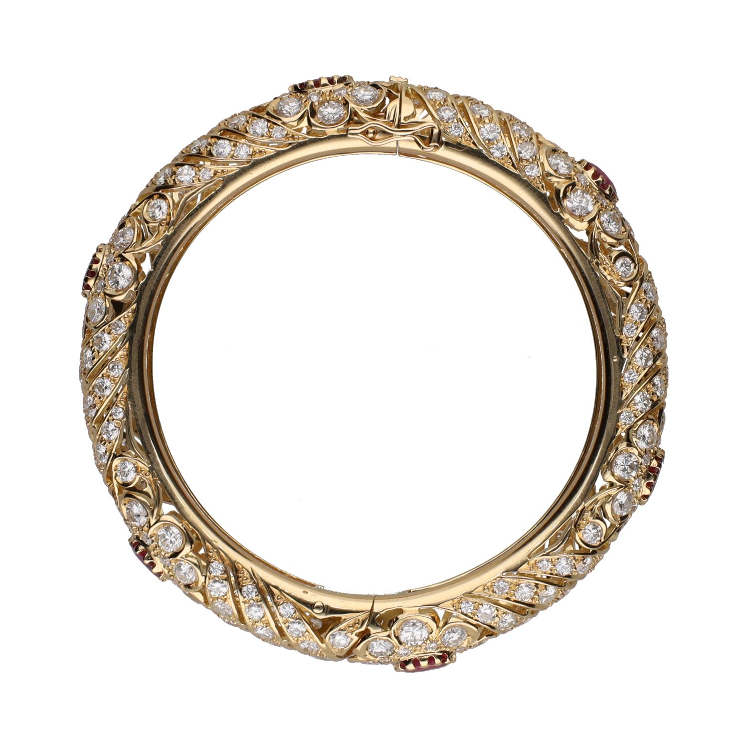 Pulsera rígida en oro amarillo con rubíes y brillantes.