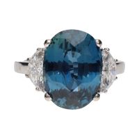 Sortija en oro blanco con zafiro y brillantes. Talla 14.