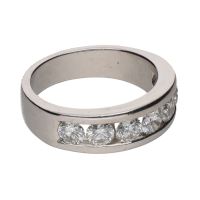 Sortija media alianza en oro blanco con brillantes. Talla 15.