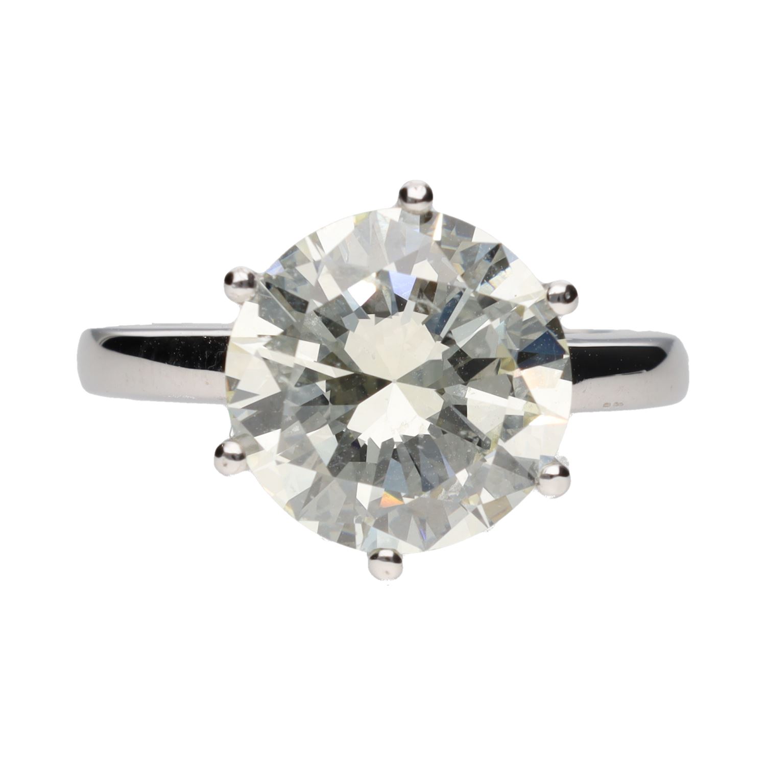 Sortija solitario en oro blanco con un brillante 5,40ct.   Talla 12.