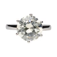 Sortija solitario en oro blanco con un brillante 5,40ct.   Talla 12.